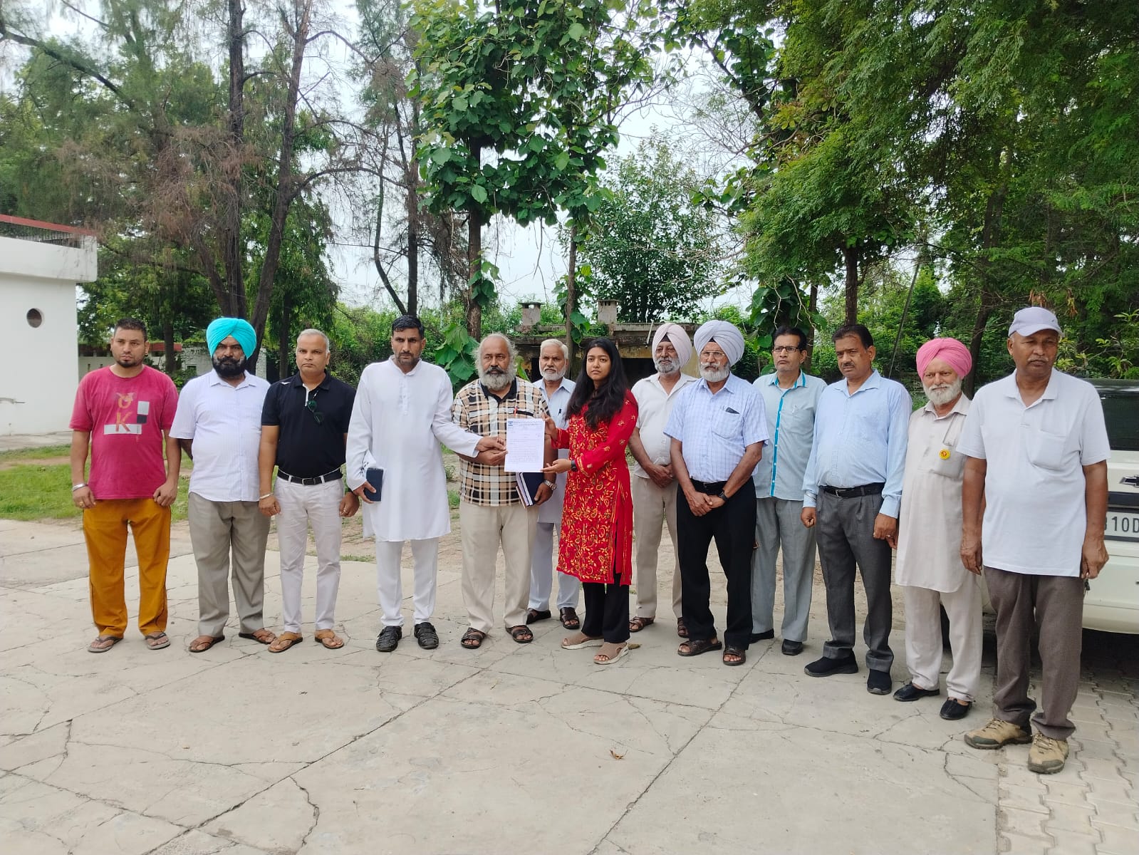 Leaders of various organizations met the SDM regarding the accidents happening on the road along the canal from Garhshankar to Adampur.